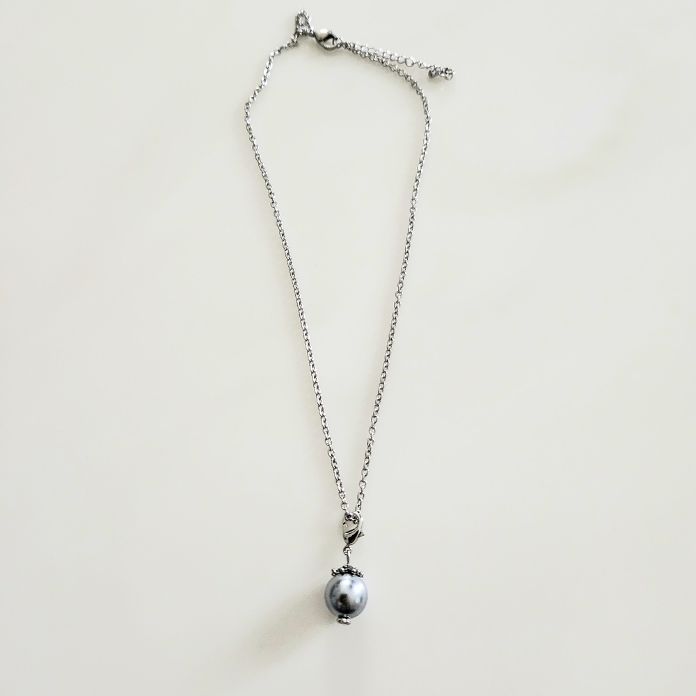 Elegant Silver Pendant Necklace With Gray Cultured Peal